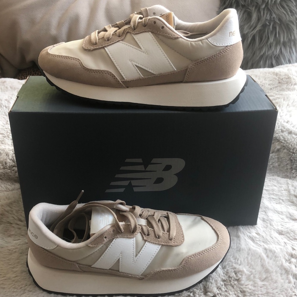 NEW BALANCE 237 TAN & WHITE SZ 8 NEW IN BOX NEVER WORN.
